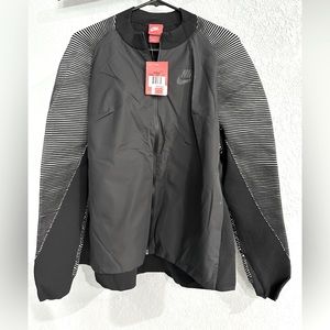 Women’s Nike jacket in L